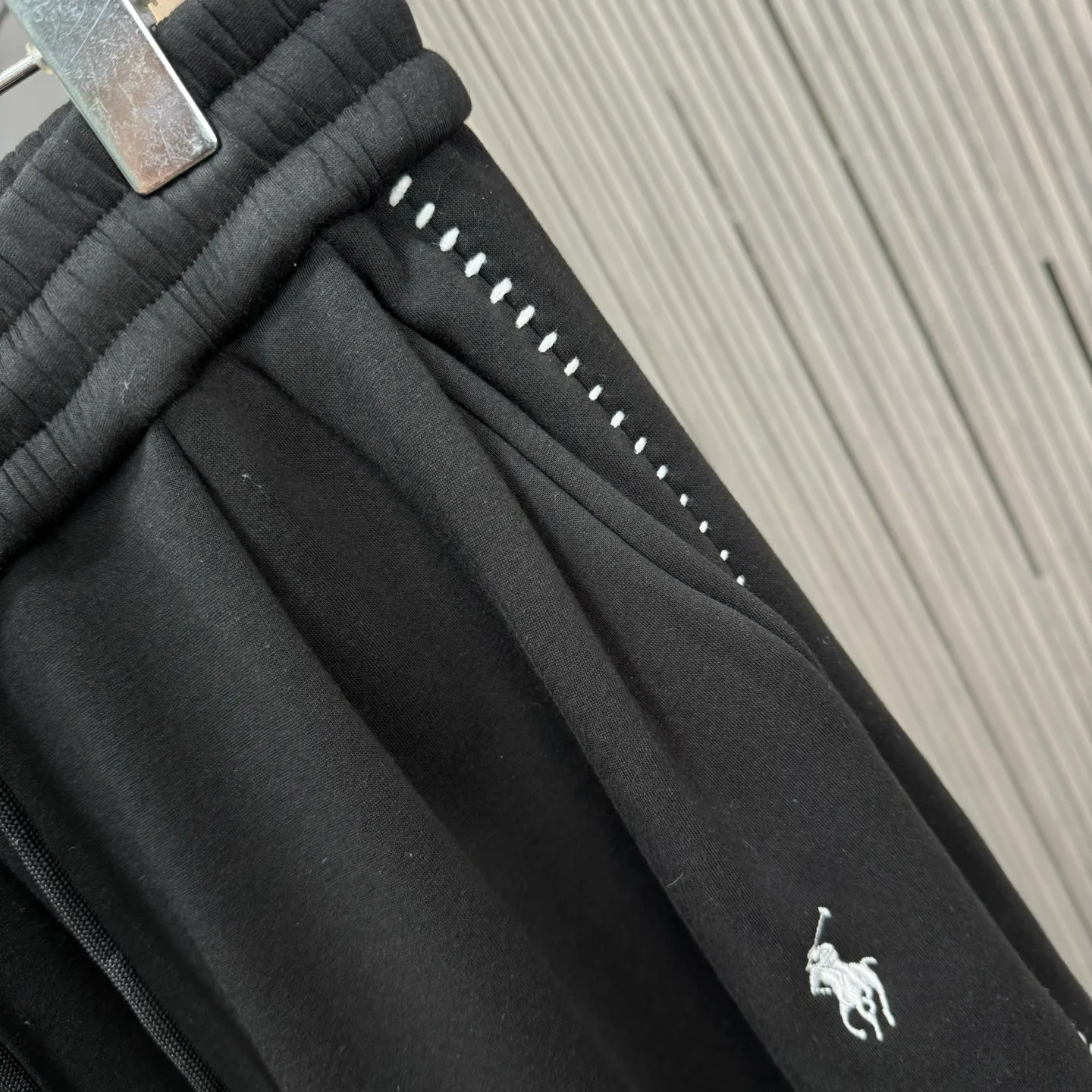 P280 polo Ralph Lauren 2025 autumn and winter new casual heavy industry suit is produced in high version! The top version of the trading company channel order, external orders for imported custom fabrics, high breathability and comfort, impeccable details, absolutely worth buying! This type of suit is also a must-have for lazy people. You don’t have to think about how to match it, you can just get it in one set! Brand element design concept, delicate and soft feel! It presents a casual cut and the upper body shape is great! On sale simultaneously on the official website! From a high-end men's positioning brand, the low-key luxury taste is irresistible! Exquisite workmanship and impeccable quality! The overall style is simple, fashionable and timeless, fully meeting the requirements of stylish and tasteful dressing! Size: S M L XL (or please state your height and weight when placing an order)